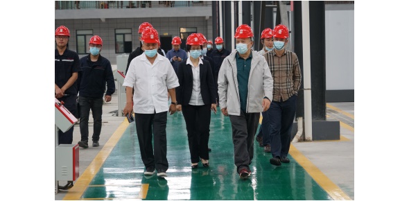 2022-5-10黃學(xué)工等省工信廳總工程師、一級巡視員市工信局姚曉麗局長等領(lǐng)導(dǎo)視察萬眾集團(tuán)