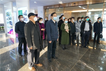 12月14日，張家界市政協(xié)黨組書(shū)記、主席歐陽(yáng)斌一行來(lái)到張家界高新區(qū)萬(wàn)眾實(shí)業(yè)集團(tuán)有限公司，宣講黨的二十大精神